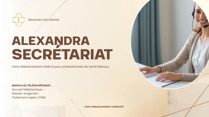 Une femme souriante au téléphone, travaillant dans un bureau moderne.